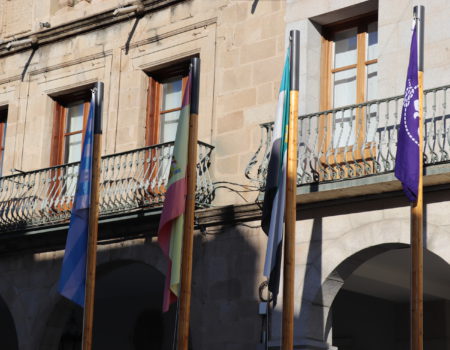El paso a nivel se iluminará de morado con motivo de la conmemoración del nacimiento del movimiento Scout