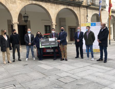 Manuela Herrera recibe el coche que ha ganado en la campaña “Esta navidad te regalamos las estrellas”