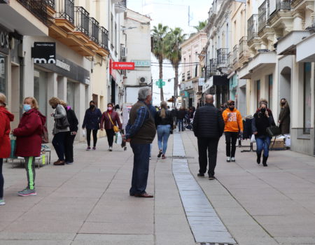 El Ayuntamiento cierra espacios infantiles, deportivos al aire libre y extrema la vigilancia en las terrazas de los bares