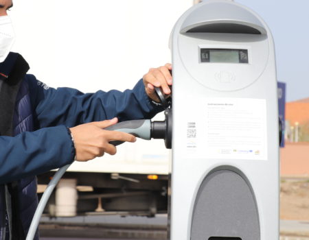 Activado el punto de recarga para vehículos eléctricos, instalado junto al palacio de congresos
