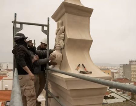 En la restauración de la fachada principal de la Asunción, se recupera un ánfora con siete azucenas que simbolizan a la Virgen María