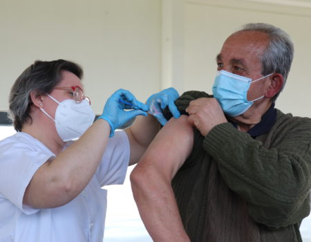 360 personas de 63 y 64 años se dan cita para recibir la primera dosis de la vacuna en el pabellón Juan Hidalgo