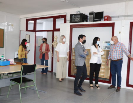 La consejera de Educación, Esther Gutiérrez visita junto al alcalde Miguel Ángel Gallardo la EOI