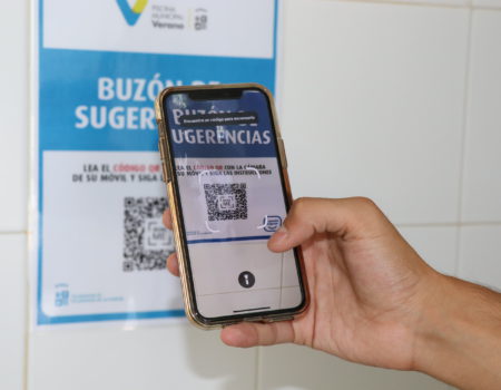 Se instala un buzón de sugerencias digital en la piscina municipal