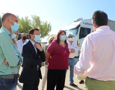 La consejera de Agricultura, Desarrollo Rural, Población y Territorio, Begoña García y el alcalde Miguel Ángel Gallardo, conocen las inquietudes del sector ovino-caprino de la comarca