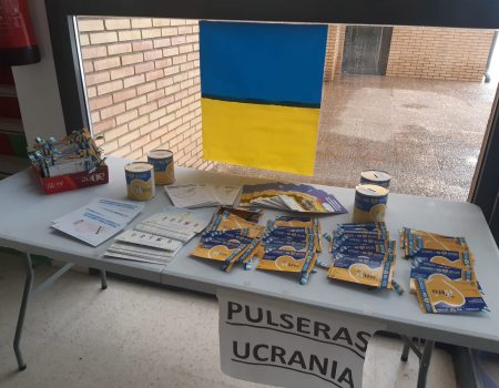 Ya pueden adquirirse las pulseras y postales para ayudar a los niños de Ucrania