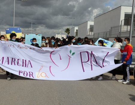 El IES Puerta de la Serena organiza una marcha por la paz en Ucrania