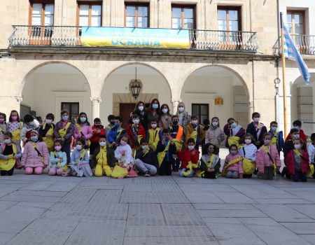Un grupo de 40 alumnos de primero de Primaria del colegio Santiago Apóstol visitan el Ayuntamiento