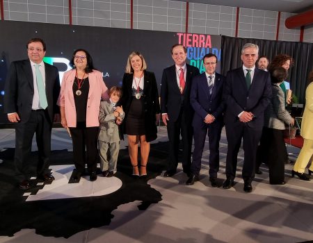 Antonio Huertas recibe, junto a Inma Chacón y Guadalupe Sabio, la Medalla de Oro de la Provincia de Badajoz