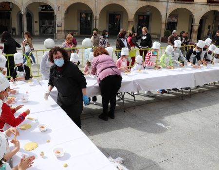 Los pequeños participan en el taller “Haz tu propio Hornazo”