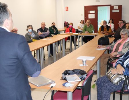 20 personas participan en la actividad “Hoy hablaremos de…”