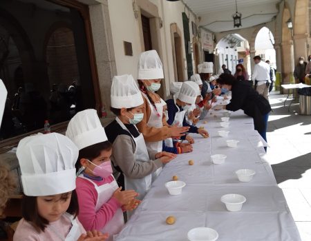 Los más pequeños aprenden a hacer perrunillas en el segundo taller gastronómico infantil