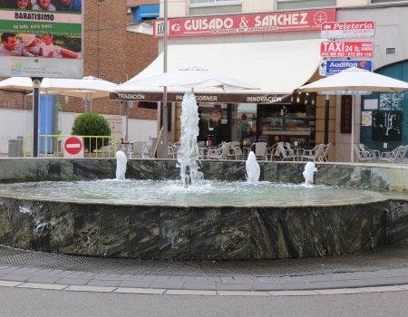 Villanueva se tiñe de púrpura y azul con motivo del Día del Huntington