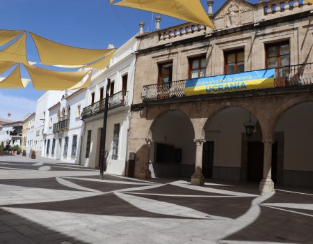Villanueva de la Serena se tiñe de naranja con motivo del Día Nacional de la Epilepsia