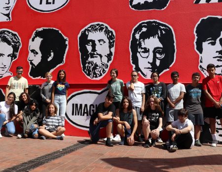 Alumnos del IES Pedro de Valdivia representan las miradas de personajes destacados de la cultura universal