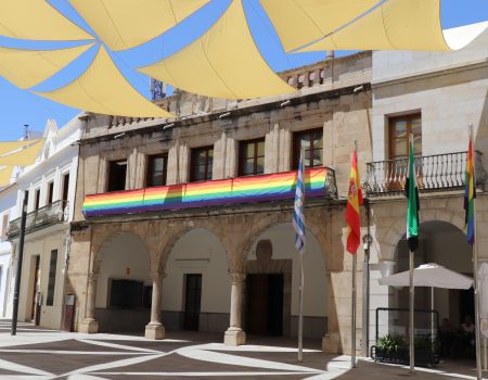 La bandera LGTBI ondea en la fachada del Ayuntamiento, con motivo del Día Internacional del Orgullo