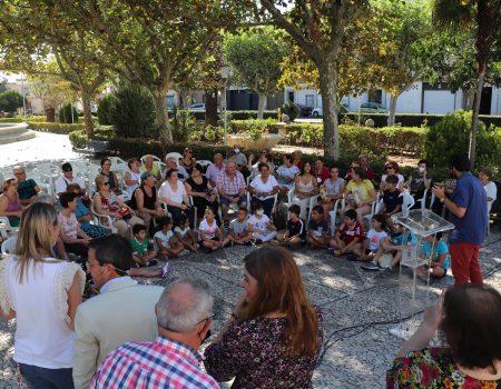 Mayores, niños y jóvenes participan en la actividad intergeneracional “Sonando juntos”