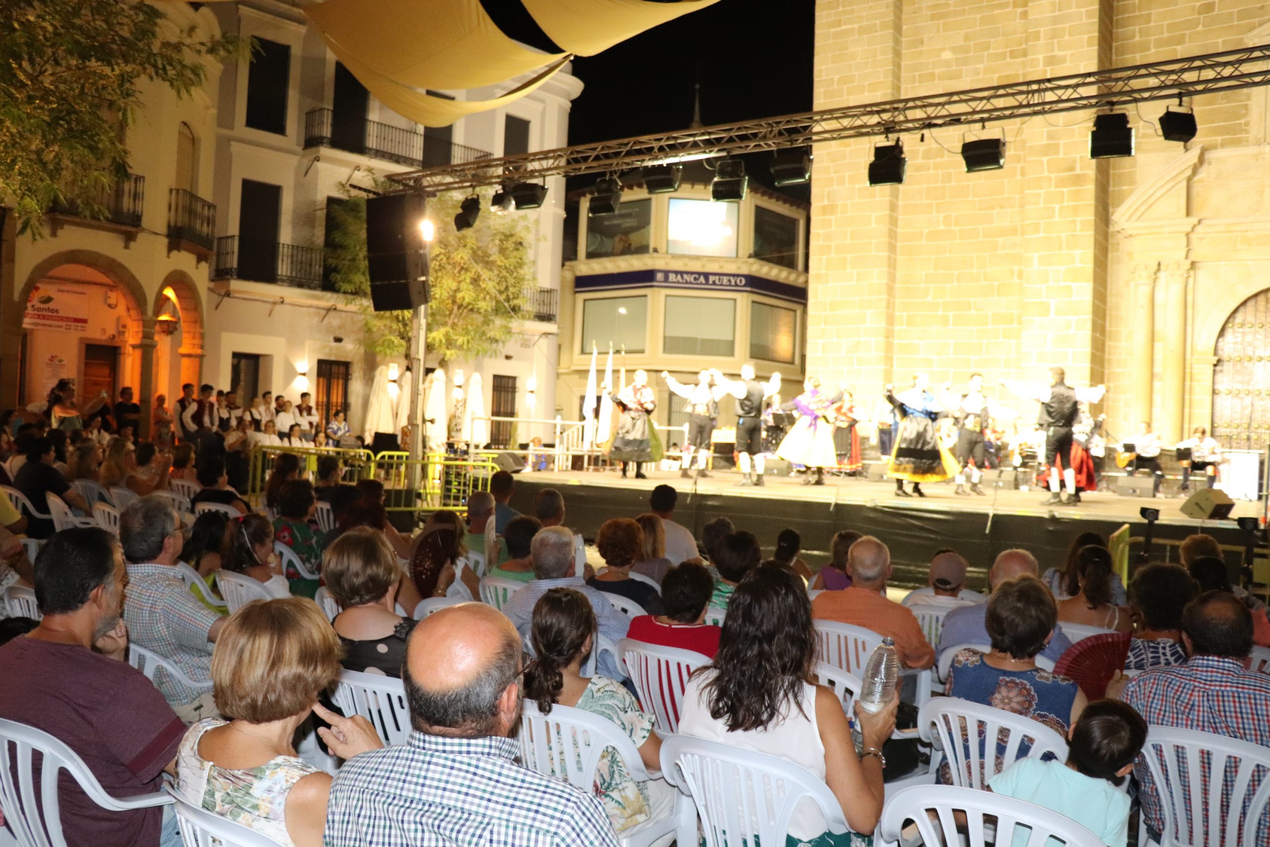 El Festival Internacional de Folklore Antonia Tejeda congrega a multitud de personas en la plaza de España
