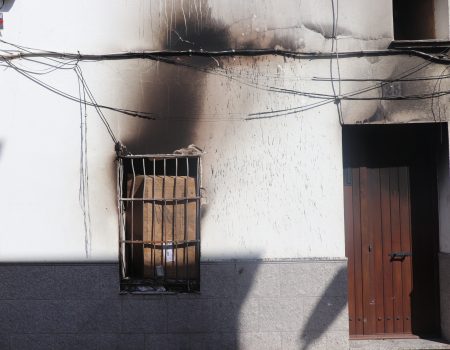 Dos octogenarios resultan heridos con quemaduras graves tras incendiarse su vivienda