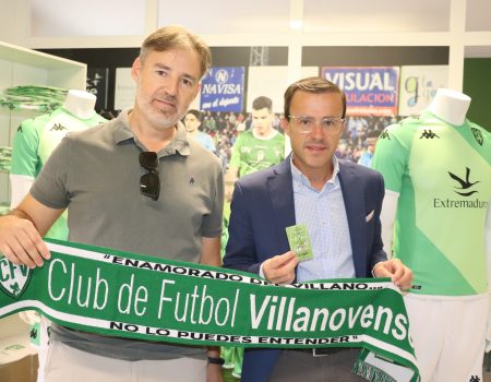 El alcalde recoge un año más, su carnet de socio del C.F Villanovense