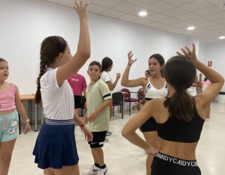 Los jóvenes se divierten en el taller de expresión corporal y danza