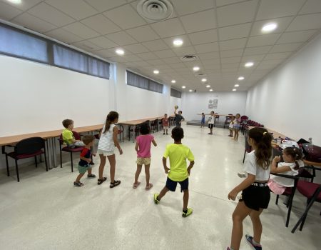 20 pequeños se divierten en los talleres infantiles de la Universidad Popular