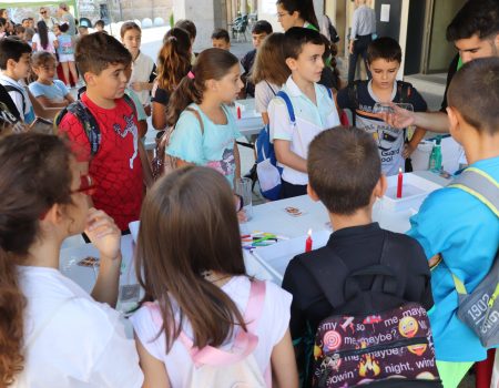 Alumnos de 4º de primaria celebran el Día Mundial Sin Coche con actividades en la plaza de España
