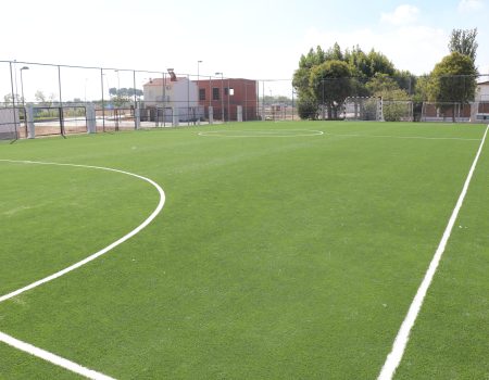 Se sustituye el césped artificial de las pistas polivalentes de fútbol