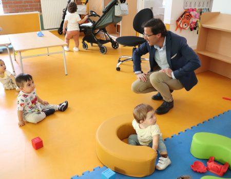 El alcalde visita el CEIP Cruz del Río para conocer, entre otros aspectos, el aula de un año