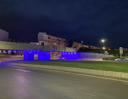 Villanueva de la Serena se ilumina de turquesa con motivo del Día Internacional de la Dislexia