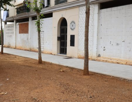 Las calles Sierra de Gata y Tierra de Barros cuentan con nuevos acerados