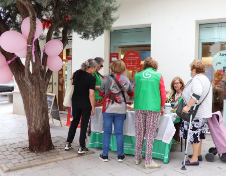 La AECC de Villanueva de la Serena instala una mesa informativa con motivo del Día Internacional de lucha contra el Cáncer
