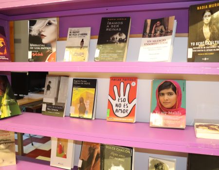 Una estantería violeta estará durante una semana, en la biblioteca Felipe Trigo