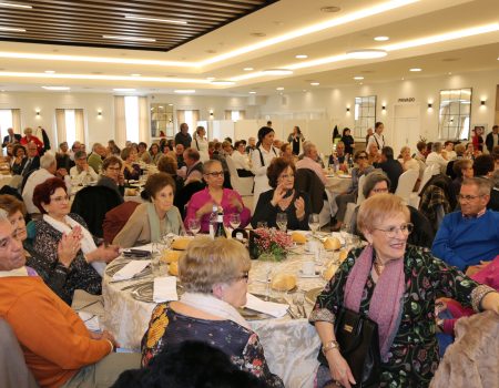 Los mayores celebran su comida de navidad con total normalidad