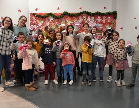 Bolas de navidad, marionetas y mucha diversión, en los talleres creativos navideños