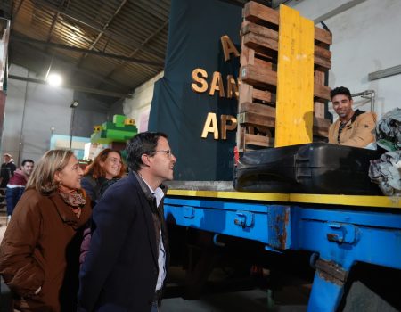 El alcalde Miguel Ángel Gallardo visita las carrozas que desfilarán en la cabalgata de Sus Majestades Los Reyes Magos de Oriente