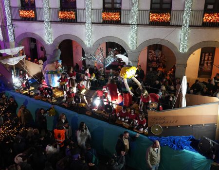 Miles de personas disfrutan de la Cabalgata de Sus Majestades los Reyes Magos de Oriente