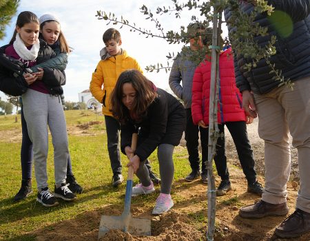 Alumnos de Primaria contribuyen a la reforestación del Parque de La Aurora