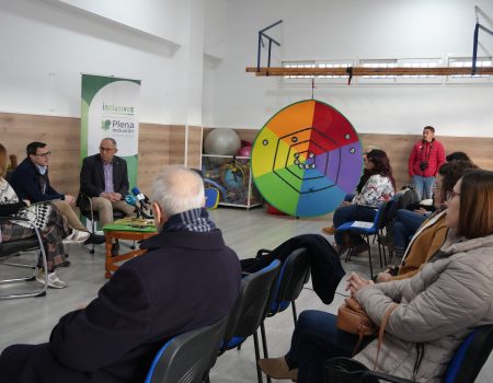 Se presenta el libro “Otros Caminos” que recoge la historia de 17 familias de Inclusives