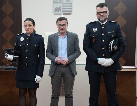 Juan Pedro Urán y Jacinta Santiago toman posesión de sus nuevos cargos en la Policía Local