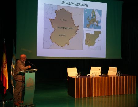 Julián Mora imparte una charla denominada “La fusión de Don Benito-Villanueva de la Serena y su función en la vertebración territorial”