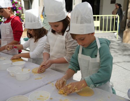 200 pequeños disfrutan del taller “Haz tu propio hornazo”