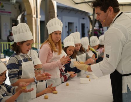 Los pequeños disfrutan elaborando perrunillas