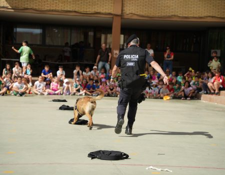 Exhibición de la Unidad Canina, actividad enmarcada dentro de la Semana Cultural del CEIP Miguel de Cervantes