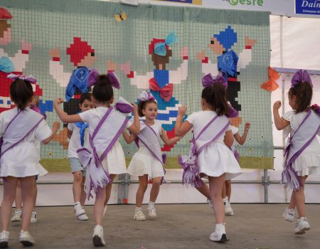 Decenas de niños participan en el tradicional Festival de Mayas