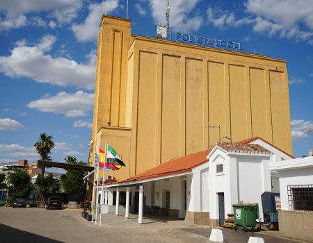 La Policía Local detiene a un hombre por circular en una mini moto, con un menor, por una acera