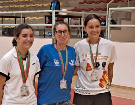 Las villanovenses Sofía Manchado y Charo Muñoz, plata en el torneo luso-español de badminton