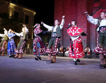 El Festival Internacional de Folklore Antonia Tejeda congrega a multitud de ciudadanos en la plaza de España