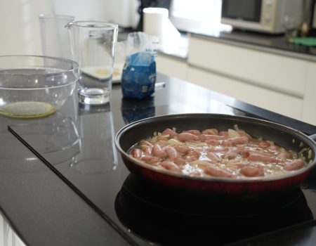 Los participantes del taller alimentación saludable se divierten cocinando