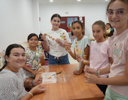 Arroz negro, paella o brocheta, entre los platos que los pequeños cocinan en el taller “Cocina Creativa”